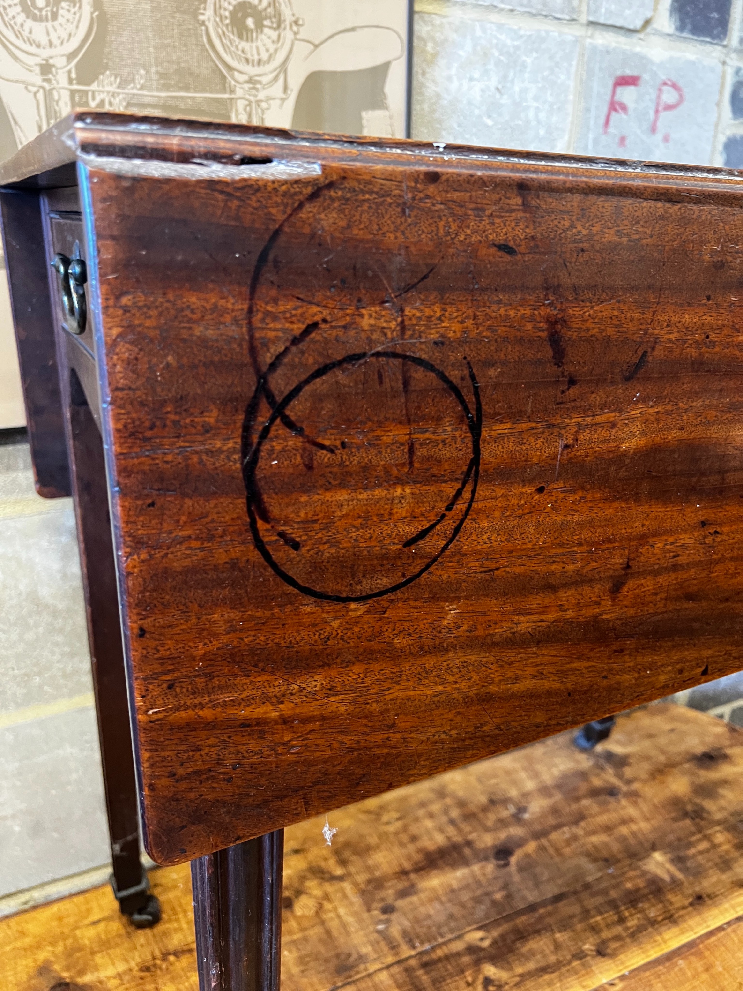 A George III mahogany Pembroke table, width 71cm, depth 43cm, height 72cm